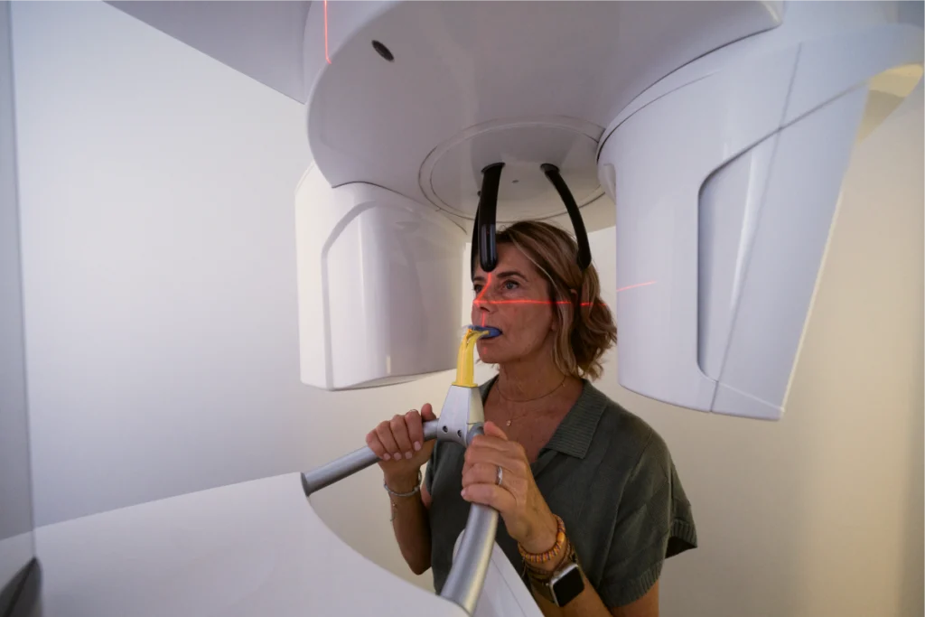 Dr Guillaume Leroux utilisant l'appareil de radiographie panoramique
