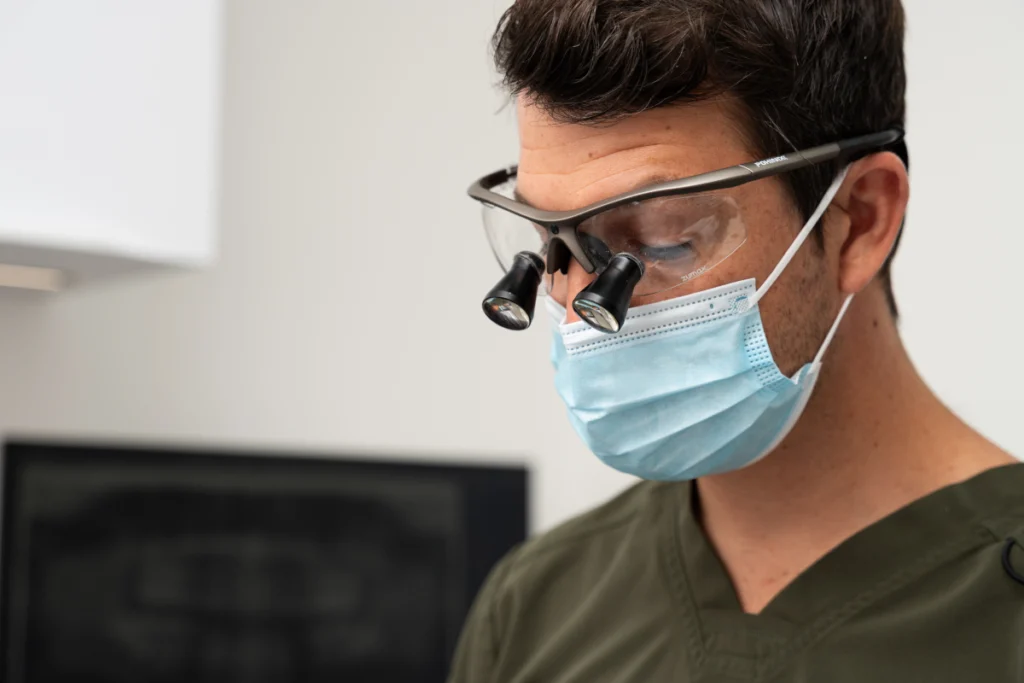 Dr Guillaume Leroux avec ses loupes chirurgicales