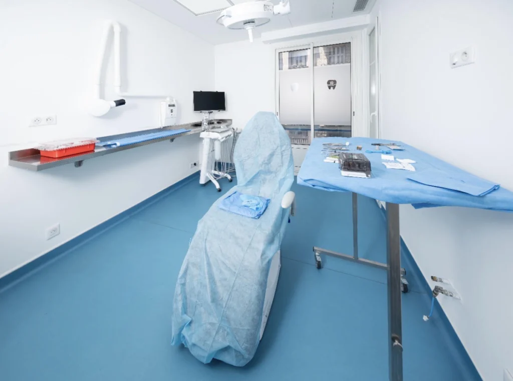 Salle de soins équipée, fauteuil et plateau d'instruments stérilisés