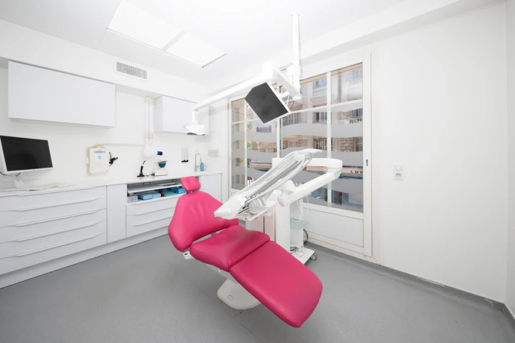 Salle de soins avec fauteuil rose, plafond lumineux