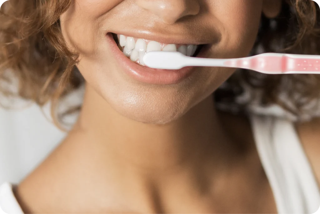 Femme souriante se brossant les dents