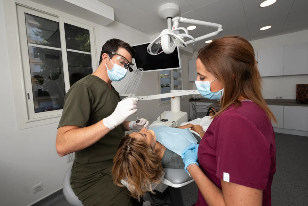Dr Guillaume Leroux et son assistante lors d'un soin dentaire