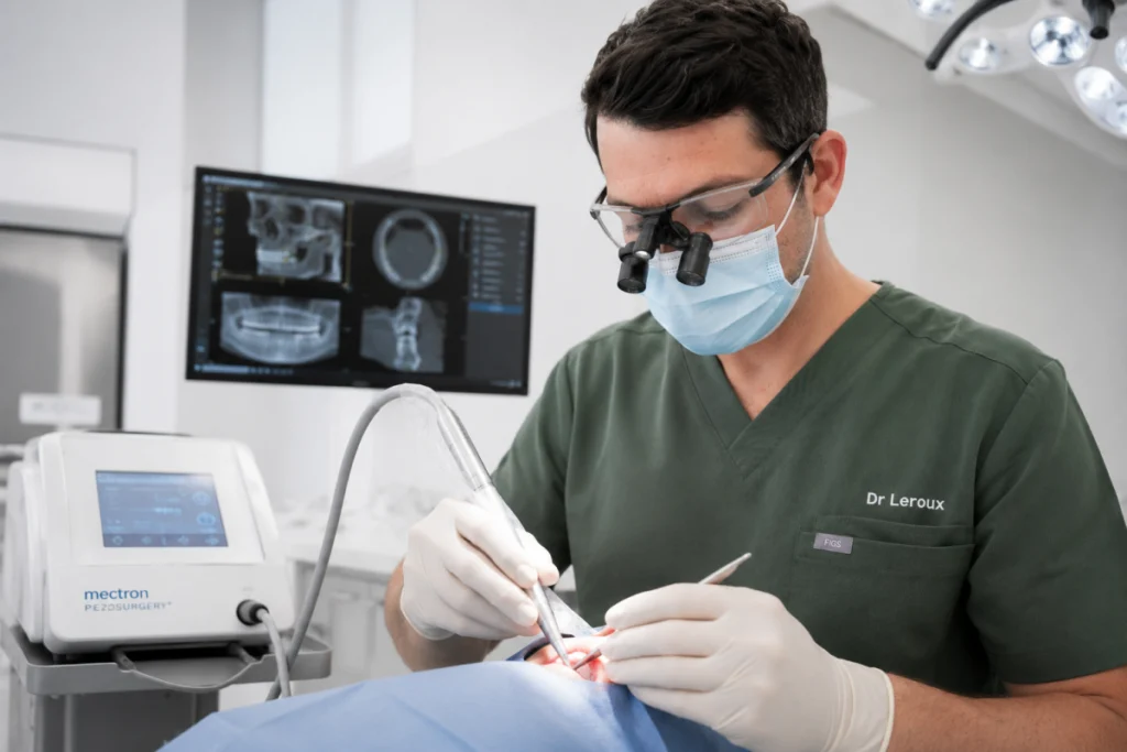 Dr Guillaume Leroux réalisant une chirurgie avec un appareil de piézochirurgie Mectron