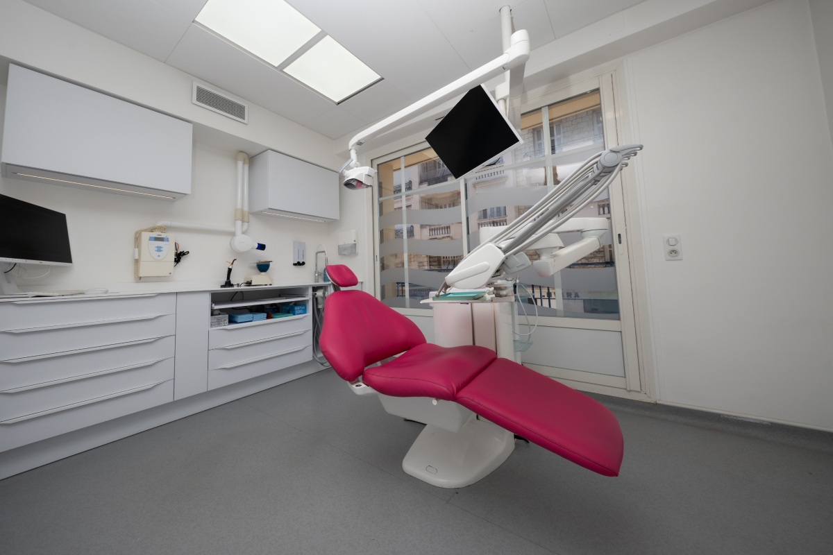 Salle de soins avec fauteuil et écran mural, vue d'ensemble