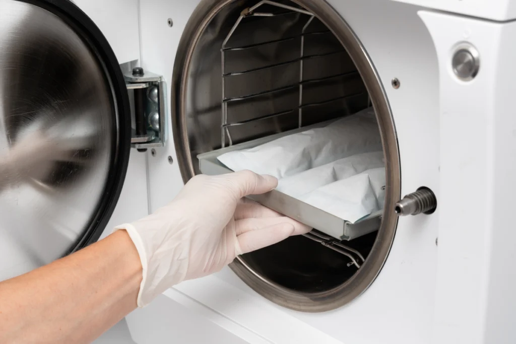 Stérilisation des instruments dans un autoclave